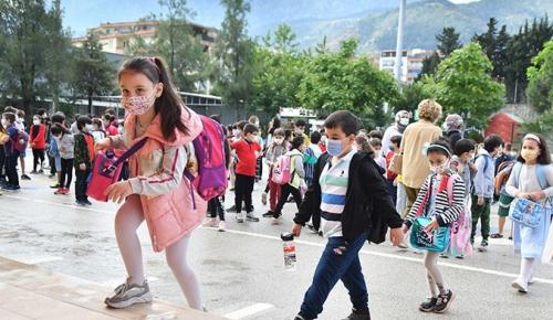 ÖĞRETMENLER AŞILANMADI, ÖNLEMLER ALINMADI: Bir haftada 872 okulda vaka çıktı