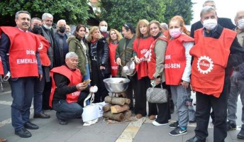 EMEKLİLER “GEÇİNEMİYORUZ” DİYEREK SOKAĞA ÇIKTI: Boş tencere kaynattı