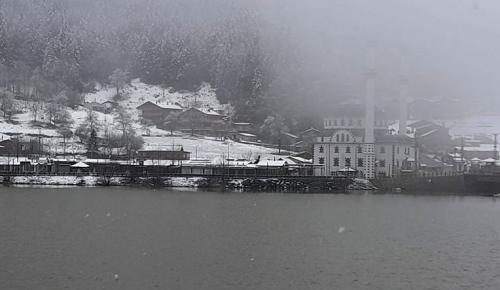 UZUNGÖL’DE NİSAN AYINDA KAR SÜRPRİZİ