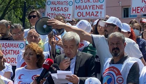 “EMEK BİZİM SÖZ BİZİM” DİYEN DOKTORLAR TRABZON’DA İŞ BIRAKTI