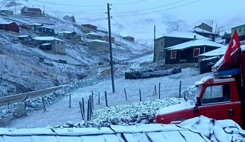 KIŞ KAPIYA DAYANDI: Trabzon’un yaylaları beyaza büründü