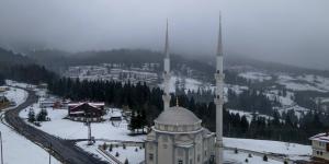 TRABZON’DA YAYLALAR BEYAZA BÜRÜNDÜ: Nisan ayının sonunda kış soğuğu yaşattı