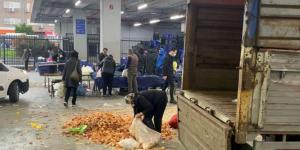 ÇARŞI PAZARDA GIDA SORUNU VAR! | Vatandaş pazardan soğan topluyor