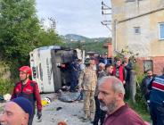 TRABZON’DA FECİ KAZA! MİDİBÜS DEVRİLDİ: Çok sayıda yaralı ve ölü var