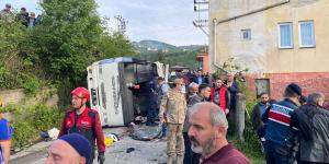 TRABZON’DA FECİ KAZA! MİDİBÜS DEVRİLDİ: Çok sayıda yaralı ve ölü var