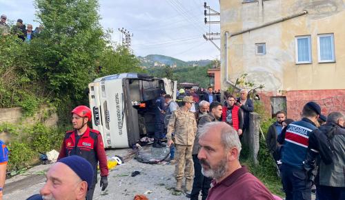 TRABZON’DA FECİ KAZA! MİDİBÜS DEVRİLDİ: Çok sayıda yaralı ve ölü var