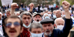 GEÇİM SIKINTISINA DÜŞEN EMEKLİLER YARIN MEYDANA İNİYOR: Temmuz’da 1 lira bile zam alamadılar