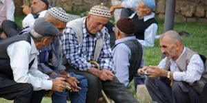 YAŞLI NÜFUS İŞKUR KAPISINDA | Ekonomik kriz nedeniyle çalışmak zorunda olan emekliler İŞKUR kapısında iş bekliyor