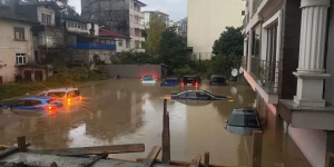 ŞİDDETLİ YAĞIŞ ŞEHRİ VURDU: Dere taştı ve mahalle sular altında kaldı, araçlar suya gömüldü!