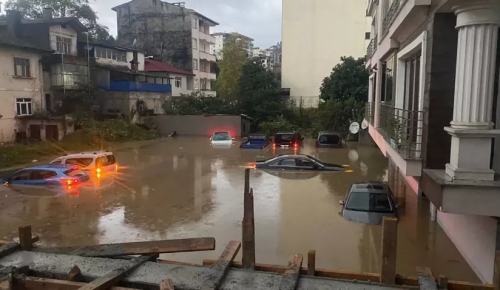 ŞİDDETLİ YAĞIŞ ŞEHRİ VURDU: Dere taştı ve mahalle sular altında kaldı, araçlar suya gömüldü!