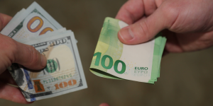 DÖVİZ KURLARINDA YÜKSEK SEYİR DEVAM EDİYOR: Euro 31 TL bandını aştı, Dolar 28,6957 liradan işlem görüyor