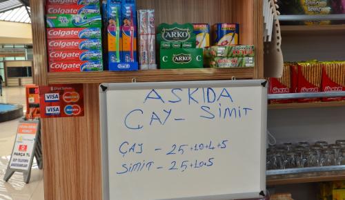 YOKSULLUĞUN HER GEÇEN GÜN DERİNLEŞTİĞİ TÜRKİYE’DE YAŞAMLAR ‘ASKIYA’ ALINDI: Kantinde ‘askıda simit’