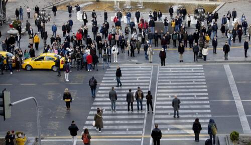 ATATÜRK İÇİN 09.05’TE HAYAT DURDU : Yurttaşlaraşlar gözyaşları ile yerlerinden kıpırdamadı
