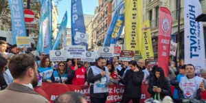 HEKİMLER ALANLARA ÇIKTI: “Maaş kesintilerine son verin” Halk sağlığı göz ardı ediliyor