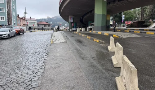 YENİ ULAŞIM DÜZENLEMESİNE HALK DA DOLMUŞÇULAR DA TEPKİLİ: “KTÜ köprü altı uygulaması geri çekilsin”