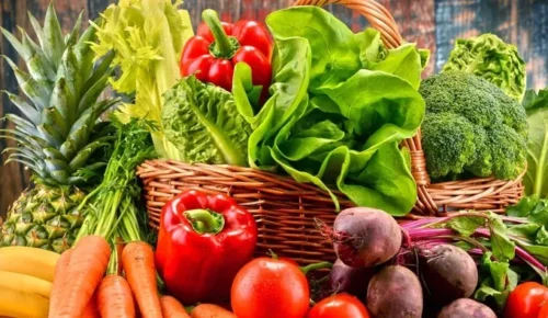 SOFRADAKİ GİZLİ TEHLİKE: 2026’nın en kirli ve en temiz besinleri açıklandı