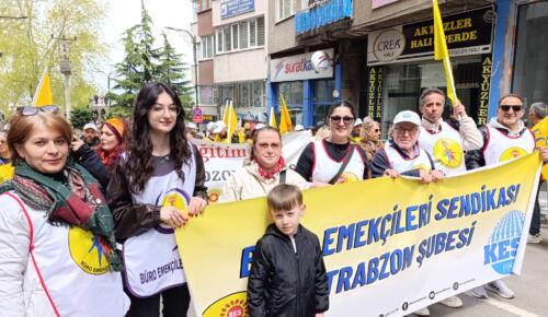 BÜRO EMEKÇİLERİ SENDİKASI’NDAN SGK ÖNÜNDE EMEKLİLİK PROTESTOSU: “Çalışırken yoksullaşmaya, emeklilikte sefalete hayır!”