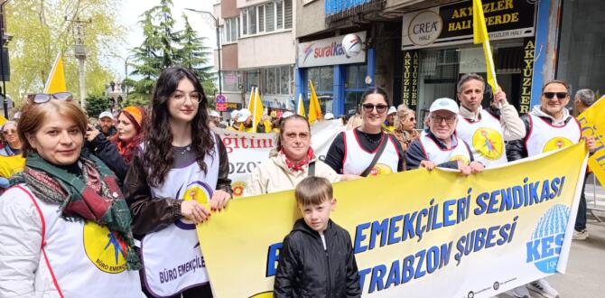 BÜRO EMEKÇİLERİ SENDİKASI’NDAN SGK ÖNÜNDE EMEKLİLİK PROTESTOSU: “Çalışırken yoksullaşmaya, emeklilikte sefalete hayır!”
