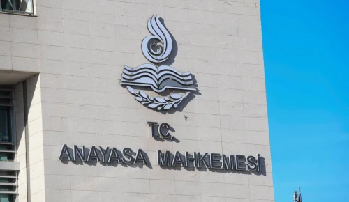 AYM, SÜRESİZ NAFAKA DÜZENLEMESİNİ İPTAL ETTİ: Erkek egemen toplumun yasal adımları